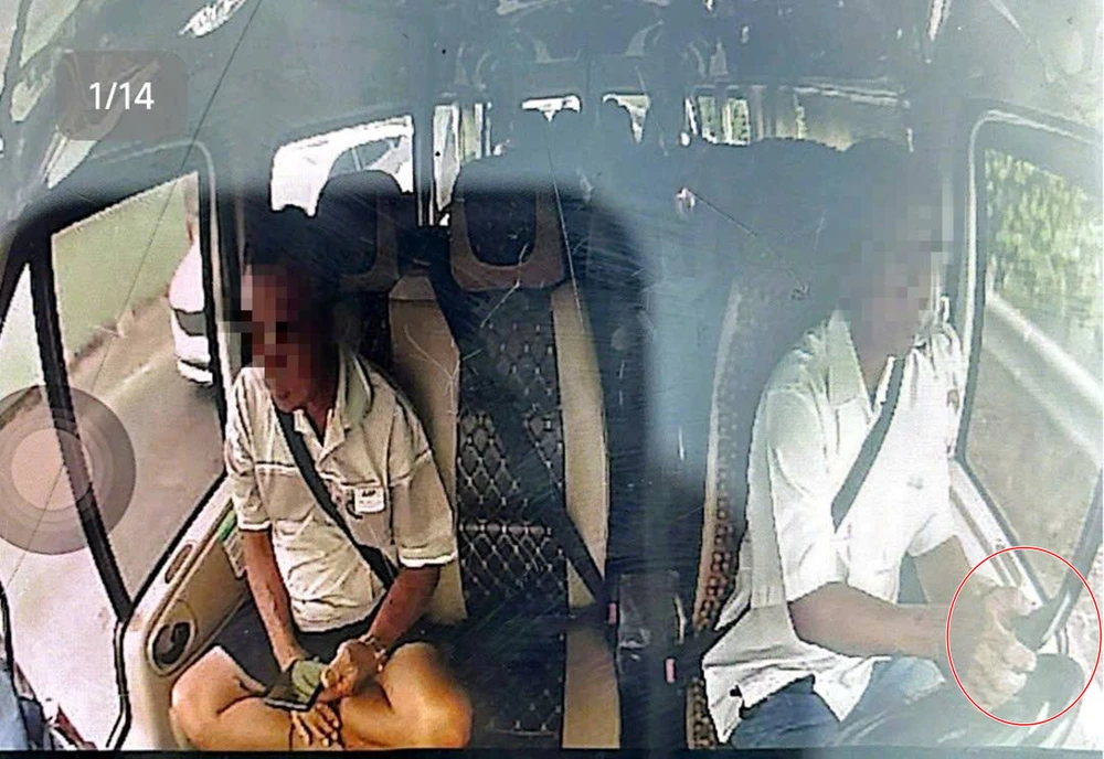 vừa nghe điện thoại vừa lái xe