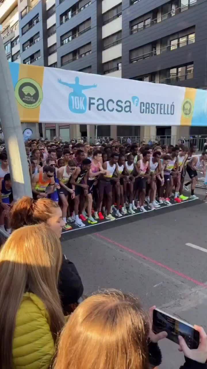 Runner nữ bị giẫm đạp vì pháo hoa gây xuất phát nhầm