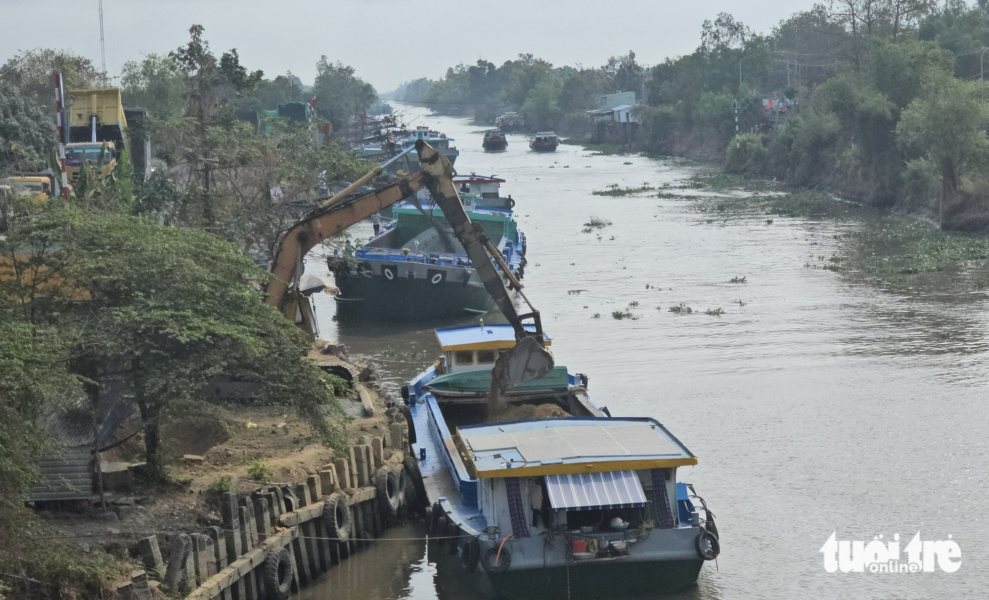 Sà lan neo đậu tấp nập trên kênh Tám Ngàn chờ lấy đá - Ảnh 1.