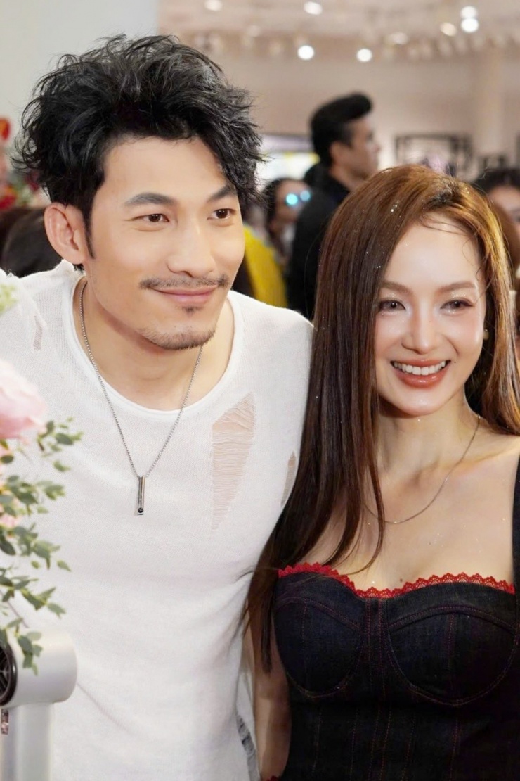 Ngọc Kayla sánh đôi bạn trai dự buổi công chiếu tập cuối Running Man Việt Nam - game show Liên Bỉnh Phát tham gia, tối 22/1 tại TP HCM. Cả hai dành cho nhau nhiều cử chỉ thân mật trên thảm đỏ. Họ gắn bó hơn sáu năm, từ khi Liên Bỉnh Phát còn là MC, chưa lấn sân đóng phim.