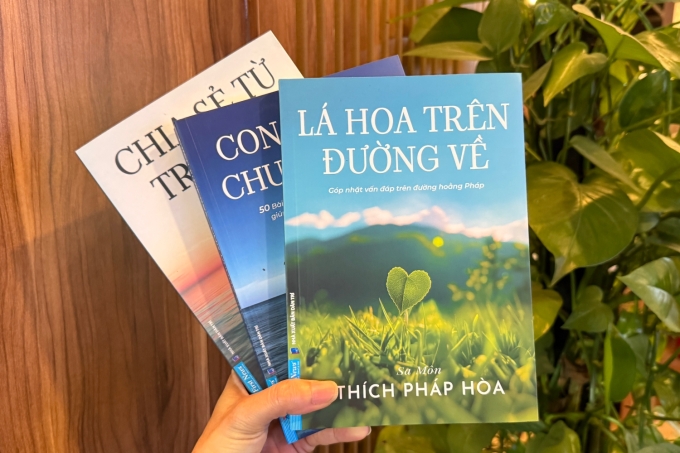 Sách Lá hia trên đường về cùng hai cuốn phát hành trước đó của nhà sư Thích Pháp Hòa. Ảnh: NXB cung cấp