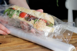 Bọc màng thực phẩm khi quay trong lò vi sóng có an toàn?