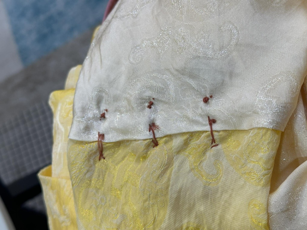 Sắm áo dài 1,8 triệu đồng nhận hàng vá víu, shop nói có đổi cũng... vẫn vậy - 1