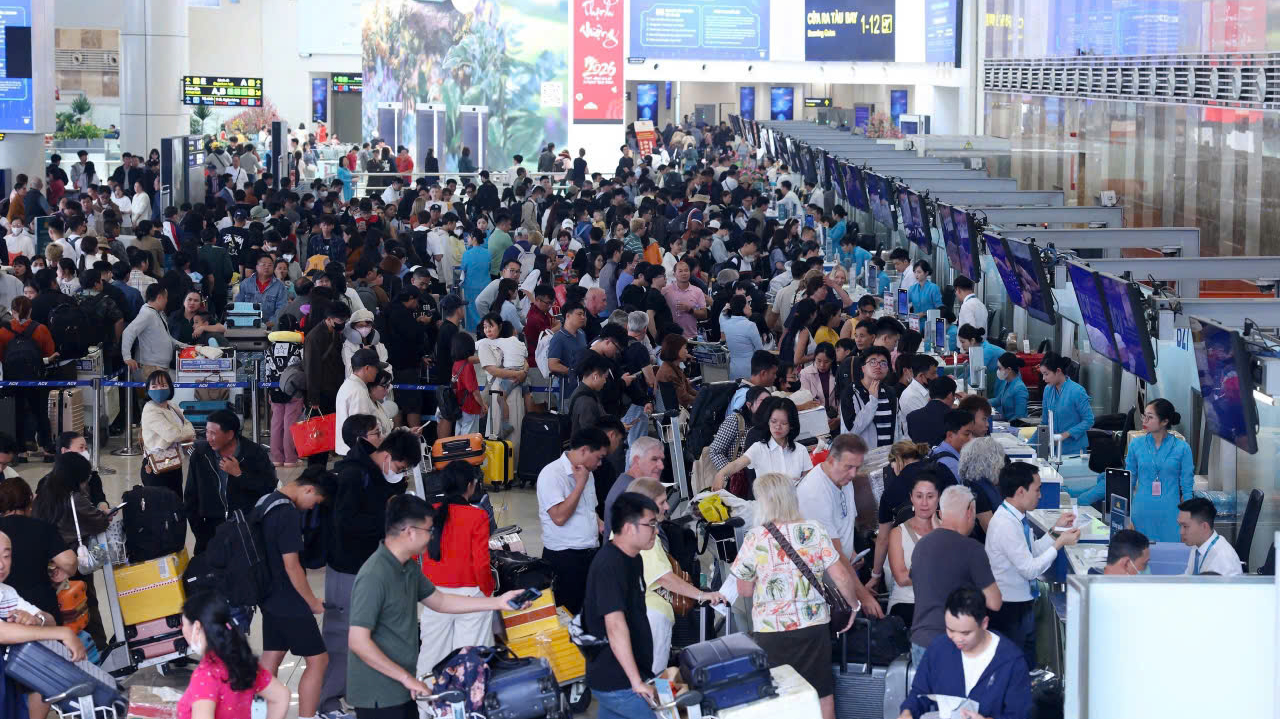 Sân bay Nội Bài đón hơn 124.000 lượt khách trong ngày cuối của kỳ nghỉ Tết 1 sân bay Nội Bài - Ảnh 1.