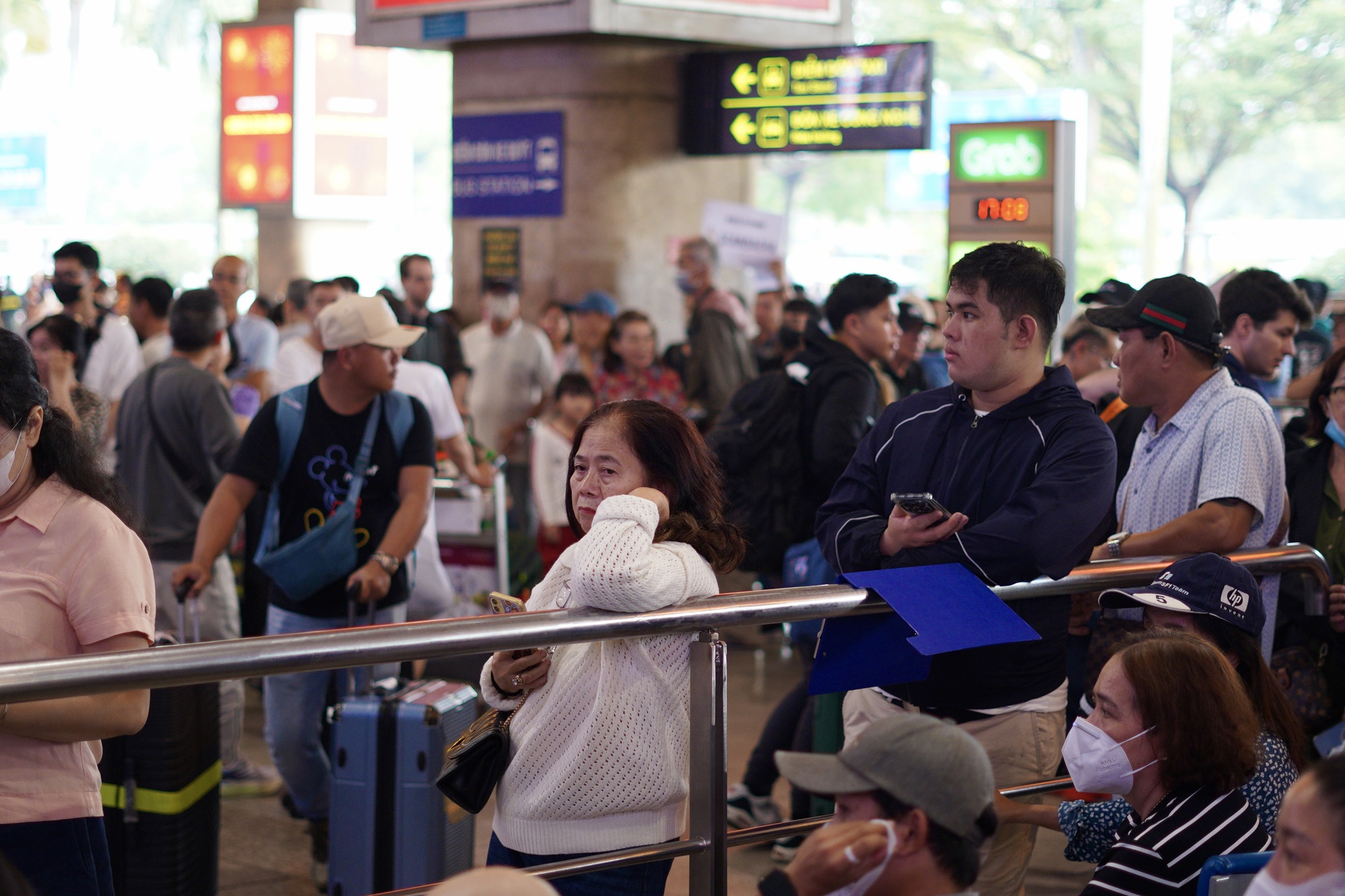 27 tiếng bay chỉ để ôm nhau một cái: Sân bay Tân Sơn Nhất nghẹn ngào ngày đón người thân về ăn Tết- Ảnh 1.