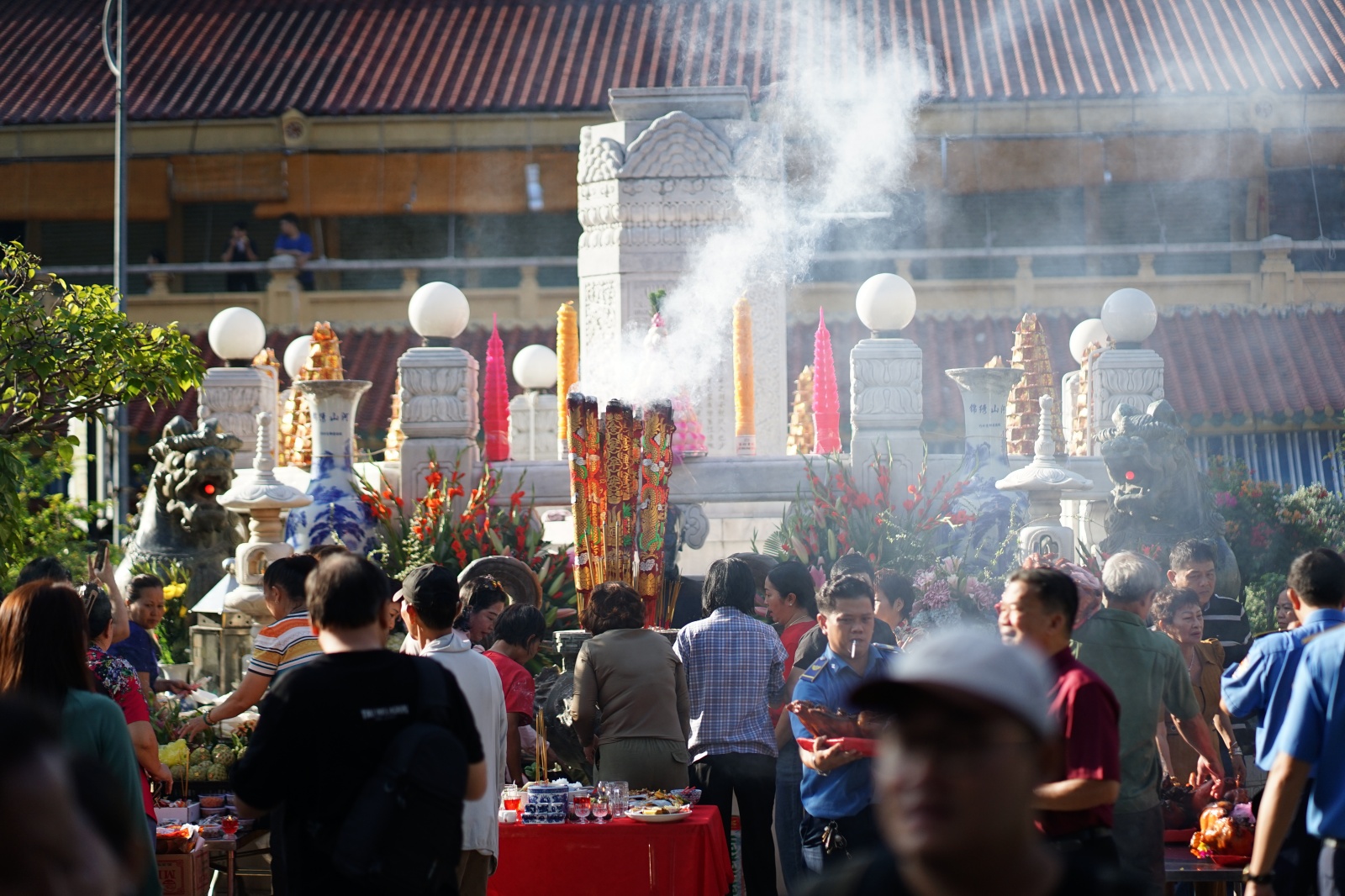 Sáng 12 âm lịch có gì mà tiểu thương đồng loạt bày heo quay, ngũ đậu giữa lòng chợ Bình Tây?- Ảnh 1.
