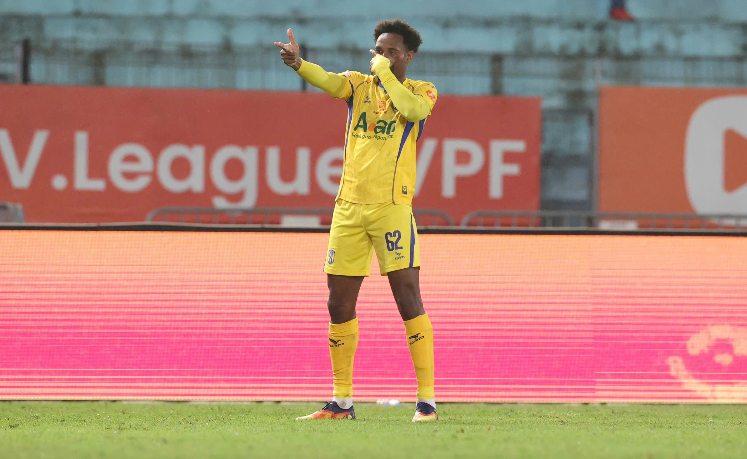 SLNA tạo địa chấn, thắng đậm chủ nhà Thể Công Viettel 4-1: Sao U.23 Việt Nam Cao Văn Bình quá hay- Ảnh 1.