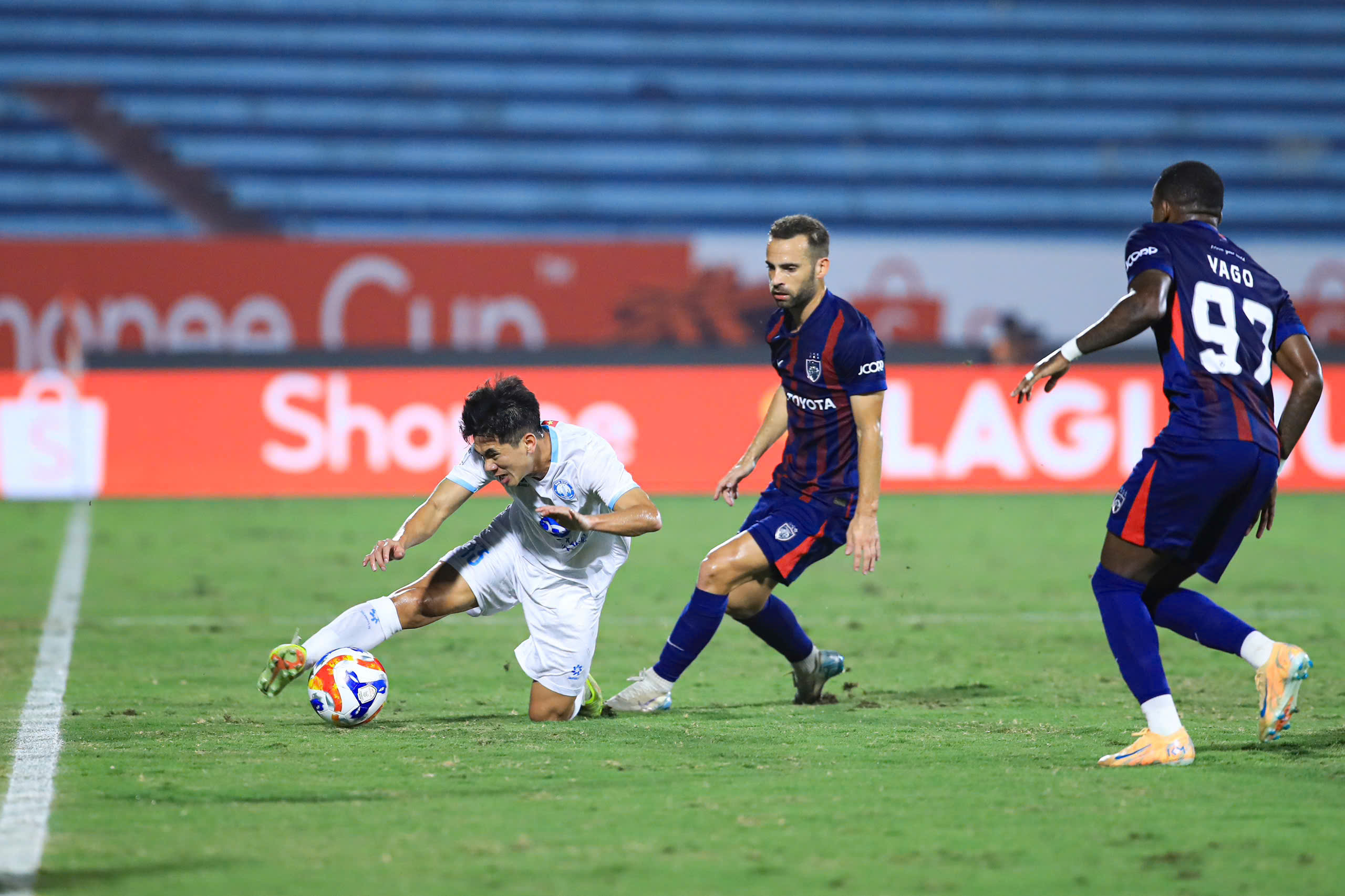 Sao nhập tịch Malaysia nói bất ngờ trận gặp Nam Định, vì sao Xuân Son vắng mặt?- Ảnh 1.