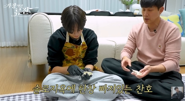 Sao nhí Bố Ơi Mình Đi Đâu Thế bị bố mắng té tát vì dán mắt xem show hẹn hò ngập tràn cảnh nóng bỏng- Ảnh 1.