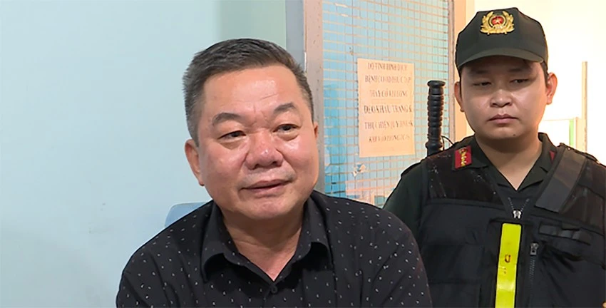 Bị cáo Hồ Văn Búp, cựu giám đốc trung tâm thời điểm bị khởi tố, bắt tạm giam. Ảnh: CA cuu-giam-doc-trung-tam-ky-nang-thuc-hanh-co-gioi-gtvt-dao-tao-khong-de-truc-loi-.jpeg