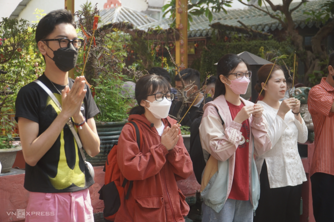 Người dân thắp hương tại chùa. Ảnh minh họa: Minh Tâm