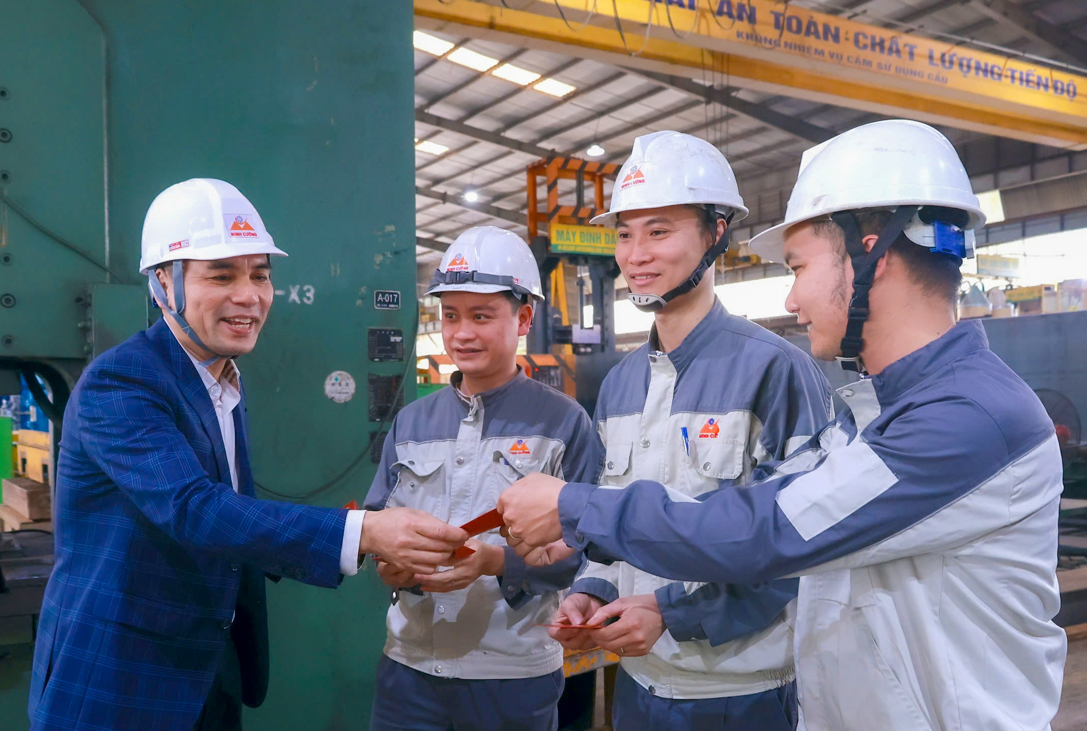 Sau Tết, công nhân rộn ràng nhận lì xì, doanh nghiệp tất bật đơn hàng mới - Ảnh 1. Sau Tết, công nhân rộn ràng nhận lì xì, doanh nghiệp tất bật đơn hàng mới - Ảnh 1.