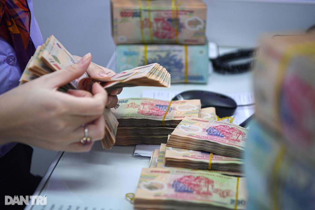 Sau đà tăng nóng, bất ngờ xuất hiện ngân hàng giảm lãi suất huy động - 1