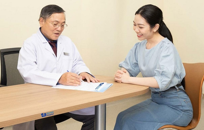 BS.CKII Huỳnh Kim Khoe giải thích kết quả khám cho phụ nữ. Ảnh minh họa: Phòng khám Đa khoa Tâm Anh Quận 7