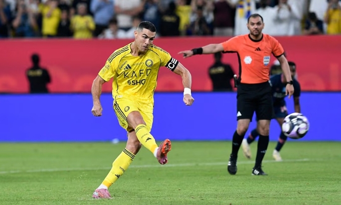 Ronaldo ghi bàn từ chấm phạt đền, giúp Al Nassr thắng Al Fayha 2-1 trên sân Al Awwal Park, thành phố Riyadh, Saudi Arabia tối 1/11/2025. Ảnh: Reuters