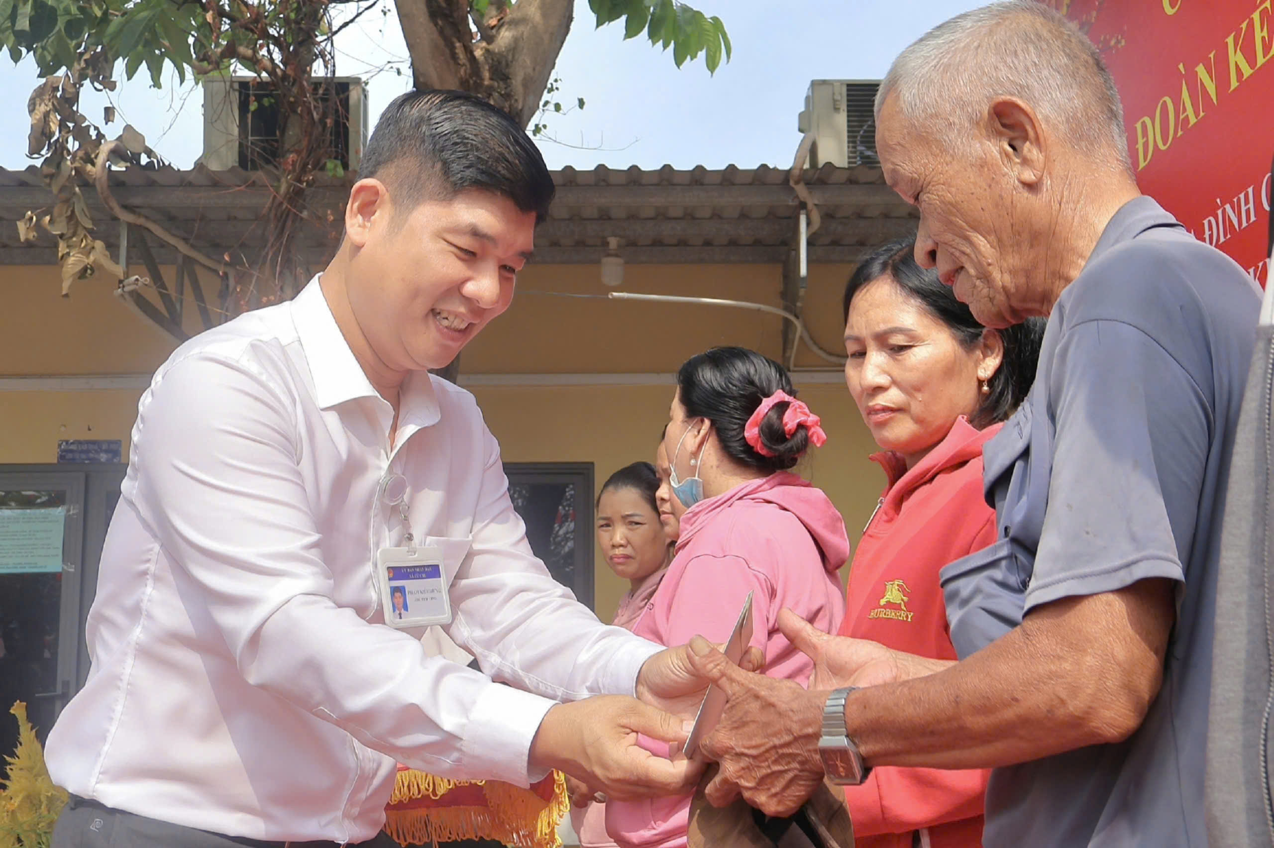 Sẻ chia ấm áp, chăm lo Tết tại xã Củ Chi, Bình Lợi, Bình Chánh - Ảnh 1.