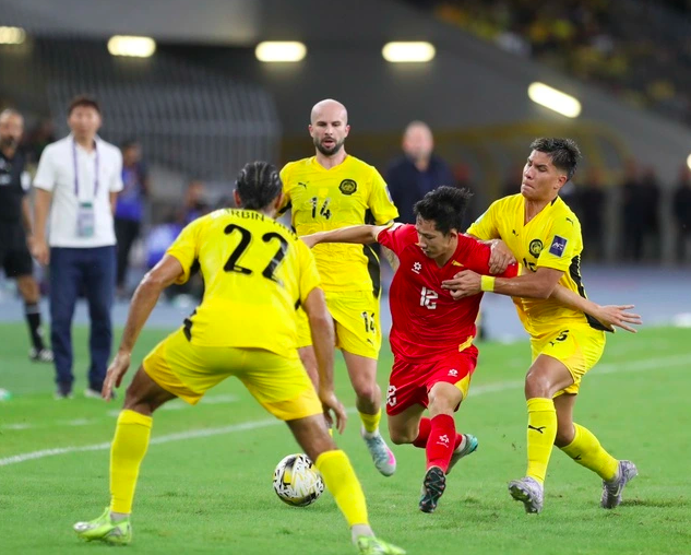 Sếp bóng đá Indonesia tố cầu thủ nhập tịch lậu Malaysia, Đông Nam Á muốn công bằng cho Việt Nam
- Ảnh 1. Sếp bóng đá Indonesia tố cầu thủ nhập tịch lậu Malaysia, Đông Nam Á muốn công bằng cho Việt Nam
- Ảnh 1.