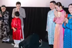 Nhìn từ việc CEO người Hàn Quốc quỳ lạy khán giả Việt Nam