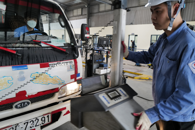 Đăng kiểm xe tại một trung tâm ở Hà Nội. Ảnh: Ngọc Thành