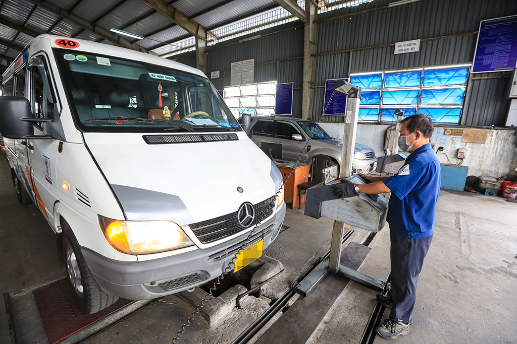 'Siết' kiểm định khí thải ô tô- Ảnh 1. 'Siết' kiểm định khí thải ô tô- Ảnh 1.