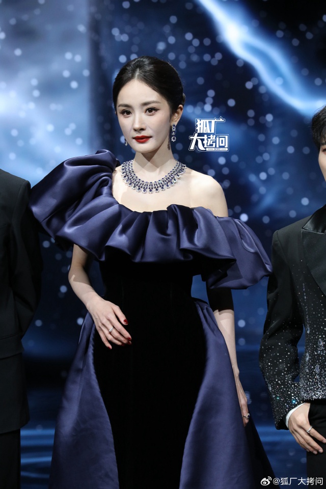 Siêu thảm đỏ hot nhất tối nay: Bạch Lộc - Na Trát trưng trổ body 