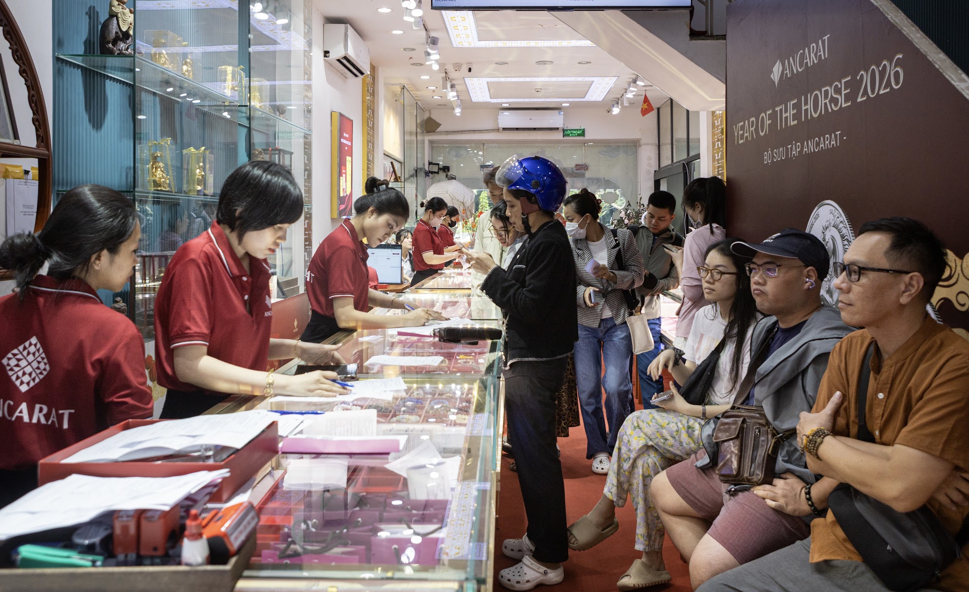 Sinh viên xếp hàng lấy tem phiếu mua vàng bạc ngày vía Thần Tài với thù lao 150.000 đồng/lượt- Ảnh 1.