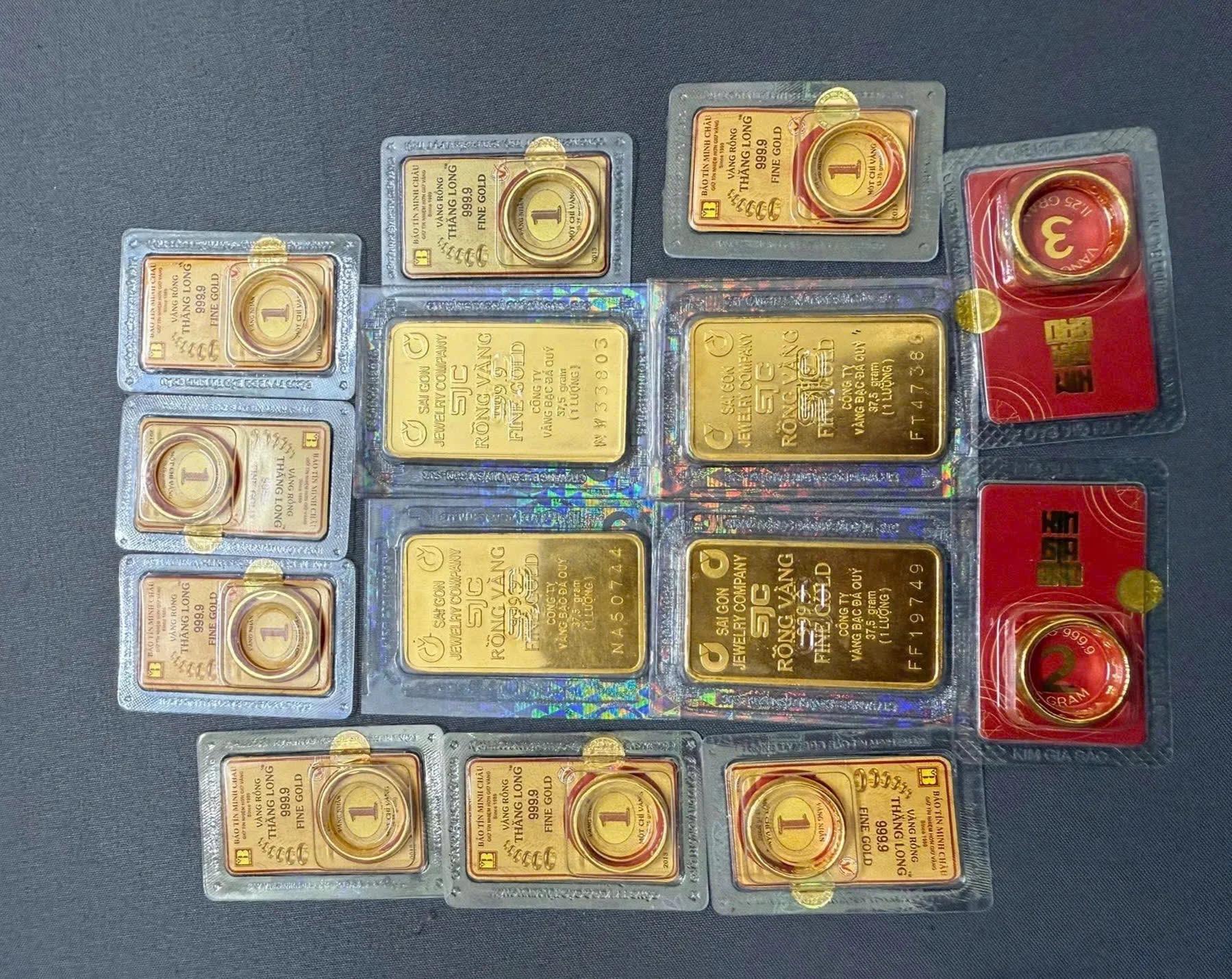 Sợ không mua nhanh thì vàng lên 200 triệu, người phụ nữ ở Hà Nội rút tiết kiệm đu đỉnh, lỗ đậm sau 2 ngày- Ảnh 1. Sợ không mua nhanh thì vàng lên 200 triệu, người phụ nữ ở Hà Nội rút tiết kiệm đu đỉnh, lỗ đậm sau 2 ngày- Ảnh 1.