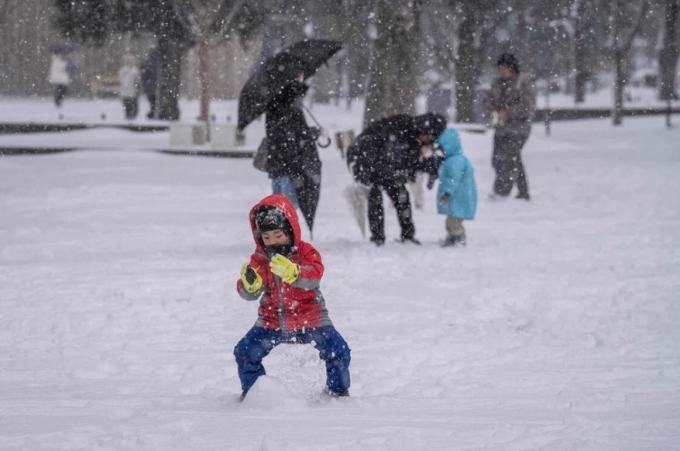 Thủ tướng Nhật Bản Sanae Takaichi cam kết thiết lập hệ thống chứng chỉ quốc gia dành cho nhân viên chăm sóc trẻ, đồng thời cải thiện mức lương và điều kiện làm việc cho đội ngũ này. Ảnh: AFP