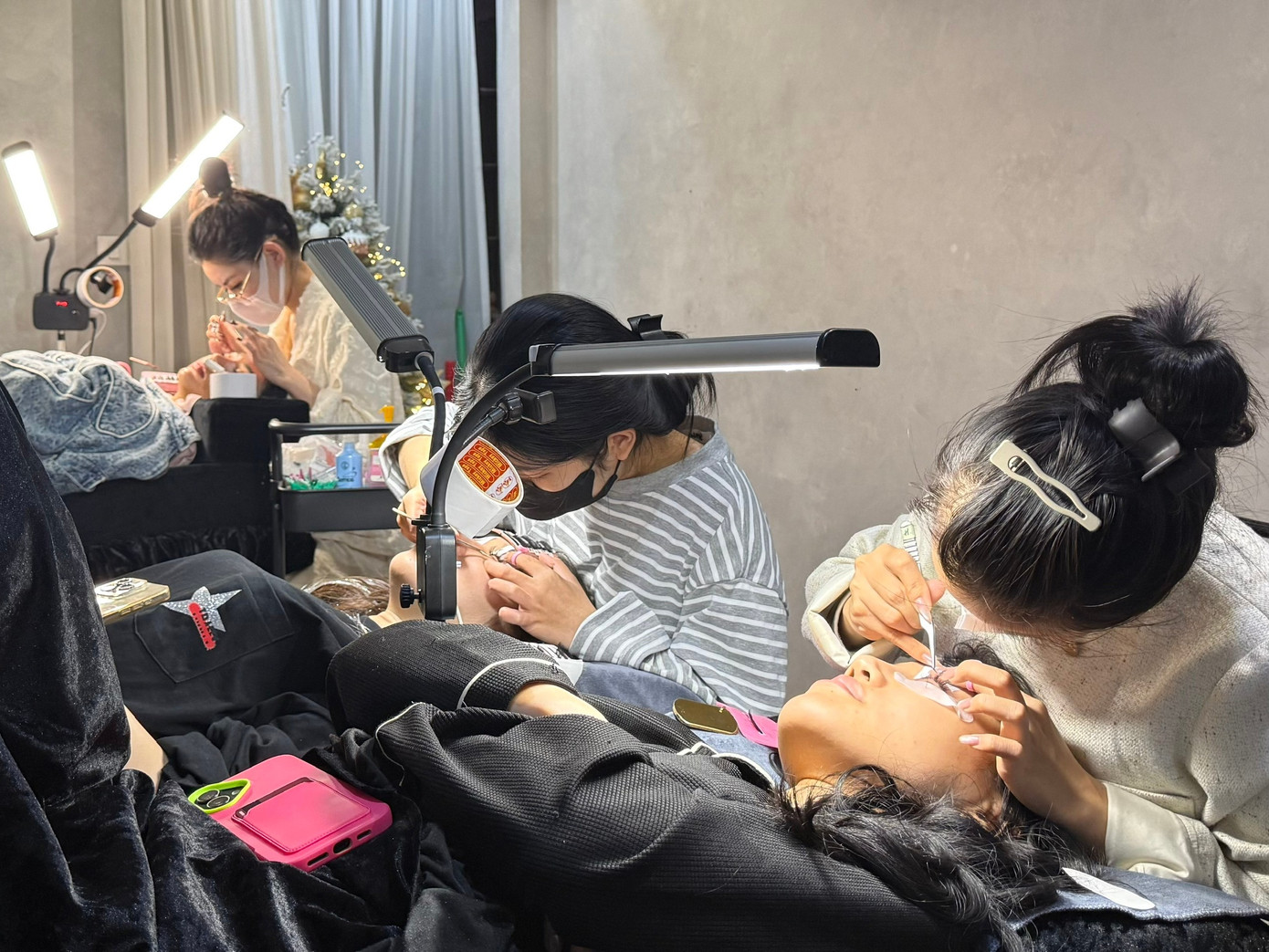 Hà Nội: Sôi sục dịch vụ làm đẹp chơi Tết, khắp nơi kín lịch đến khuya- Ảnh 1.