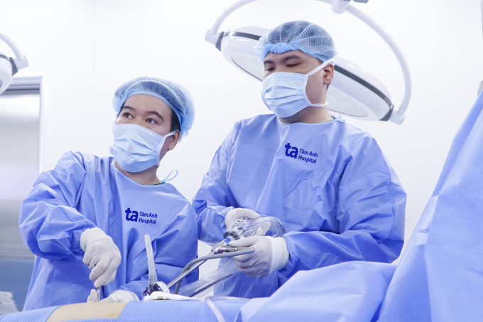 Bác sĩ Trúc (trái) phẫu thuật nội soi lấy sỏi cho người bệnh. Ảnh: Bệnh viện Đa khoa Tâm Anh