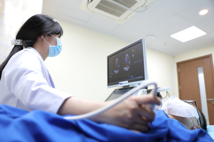 Bác sĩ siêu âm đánh giá mức độ tổn thương tim. Ảnh: Bệnh viện Đa khoa Tâm Anh