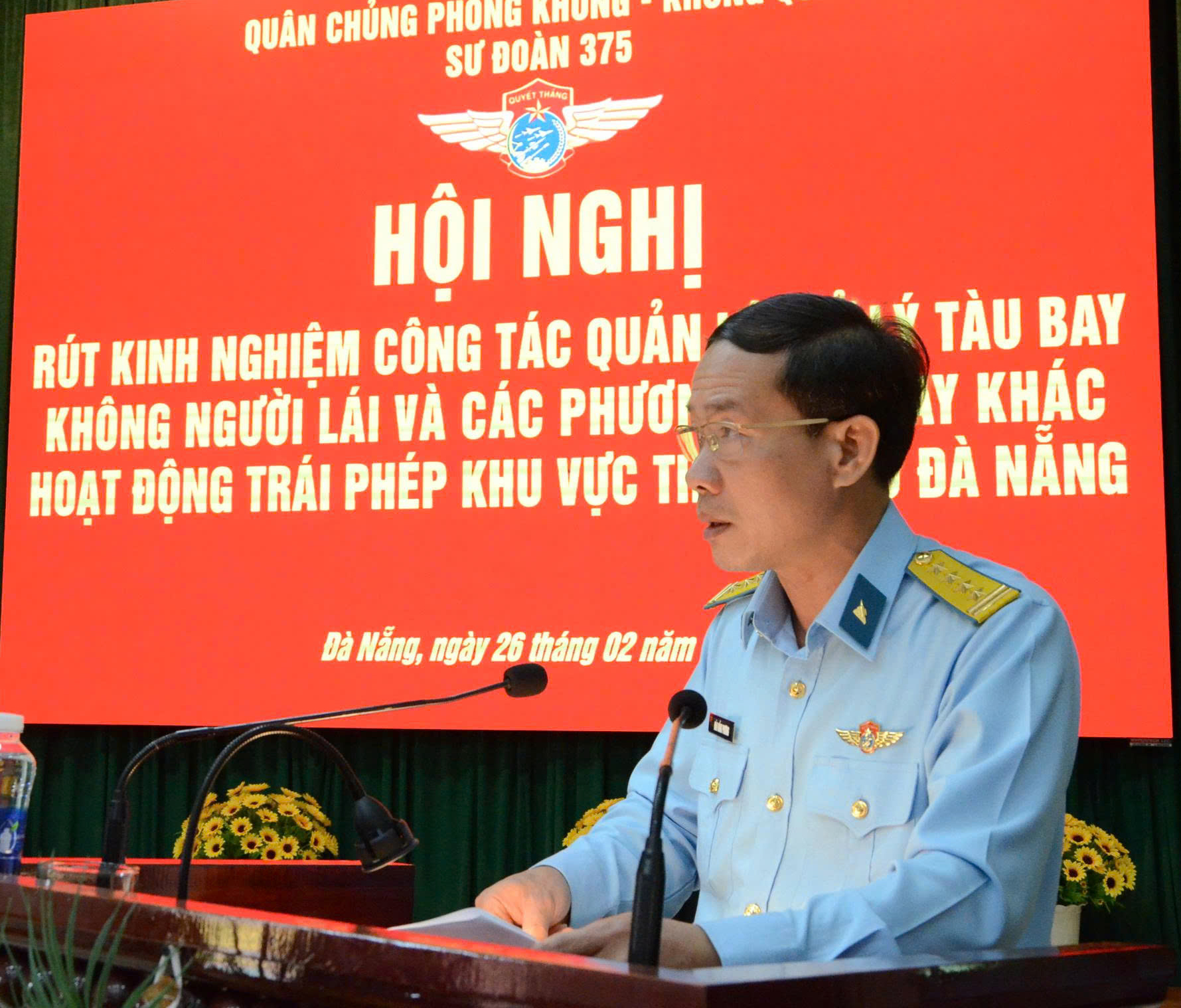 Sư đoàn 375 họp bàn giải pháp xử lý flycam xâm nhập sân bay Đà Nẵng, đề xuất đặt bảng cấm UAV - Ảnh 1.