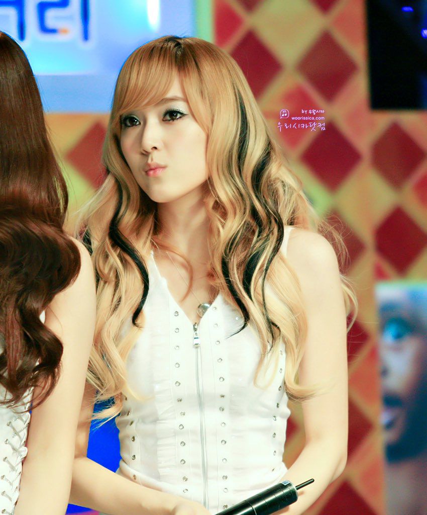 Sự hết thời của công chúa được ưu ái nhất showbiz: Rời nhóm bị ghét bỏ, kinh doanh phá sản concert thì ế vé- Ảnh 1.