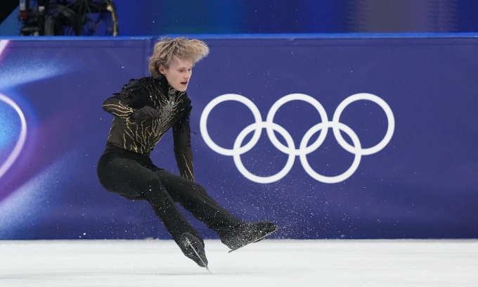 Cú ngã của Ilia Malinin trong bài thi tự do, nội dung cá nhân nam trượt băng nghệ thuật ở nhà thi đấu Milano, Italy tối 13/2/2026. Ảnh: Reuters