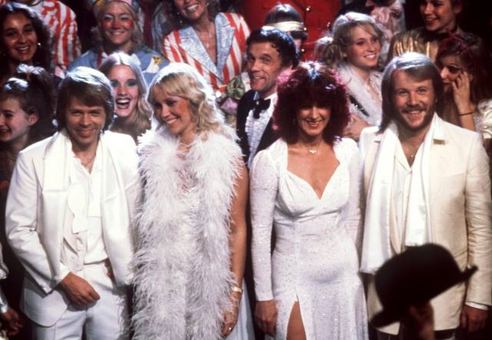 Sự thật ít biết về “Happy New Year” - ca khúc biểu tượng văn hóa toàn cầu - 1