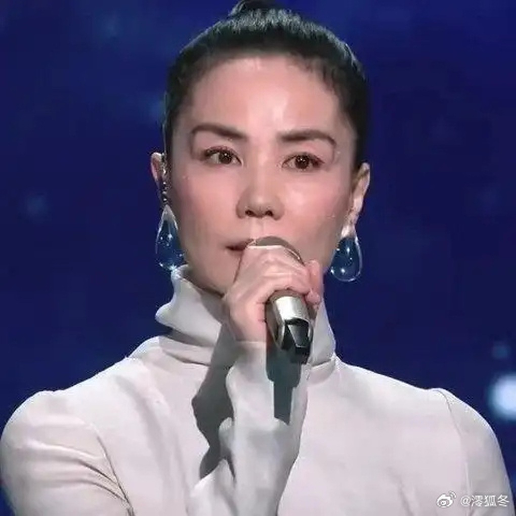 Sức hấp dẫn của “thiên hậu” Vương Phi: Hát một ca khúc vẫn gây sốt - 1