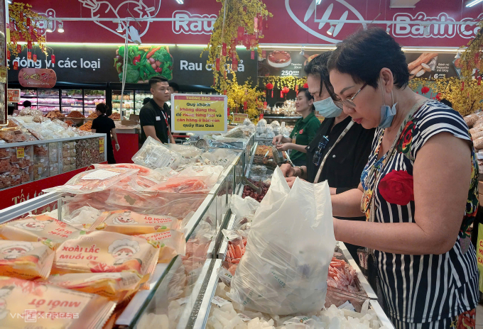 Người tiêu dùng mua bánh kẹo Tết tại siêu thị ở phường Gò Vấp (TP HCM) trưa ngày 5/2. Ảnh: Thi Hà