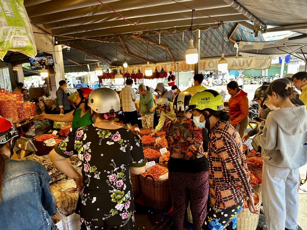 Sức mua tăng mạnh những ngày cận tết- Ảnh 1.