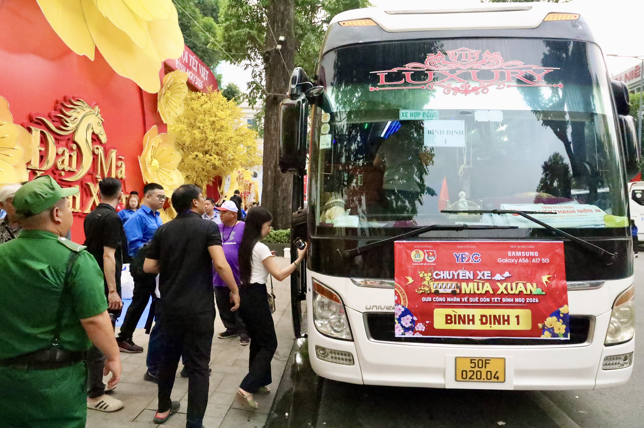 Công nhân vui Tết: Sum vầy theo những cách khác nhau - Ảnh 1.