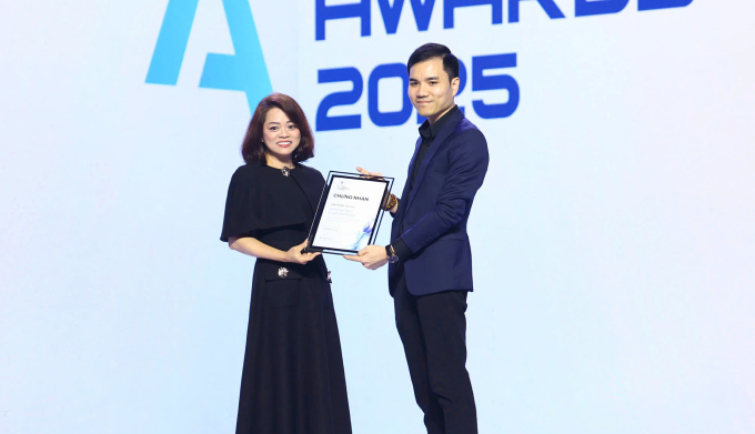 Đại diện Sunhouse (phải) nhận giải Quạt trần tiết kiệm năng lược được yêu thích nhất tại Tech Awards 2025. Ảnh: Sunhouse