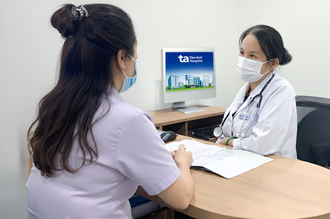 Bác sĩ Khuyên tư vấn liệu trình giảm cân cho chị Lý. Ảnh: Bệnh viện Đa khoa Tâm Anh