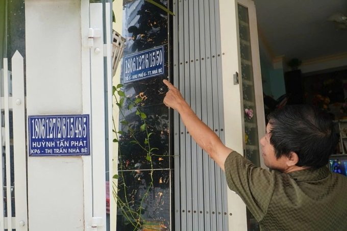 Địa chỉ nhà của ông Nguyễn Thanh Xuân ở hẻm 1086 đường Huỳnh Tấn Phát dài 4 xuyệt nhiều năm qua vẫn chưa được UBND thị trấn Nhà Bè cấp đổi. Ảnh: Minh Tâm.