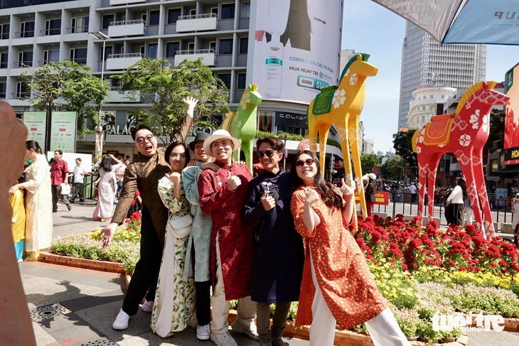 TP.HCM bội thu 12.150 tỉ đồng du lịch Tết, vé máy bay 'nóng' đến rằm tháng giêng - Ảnh 1.