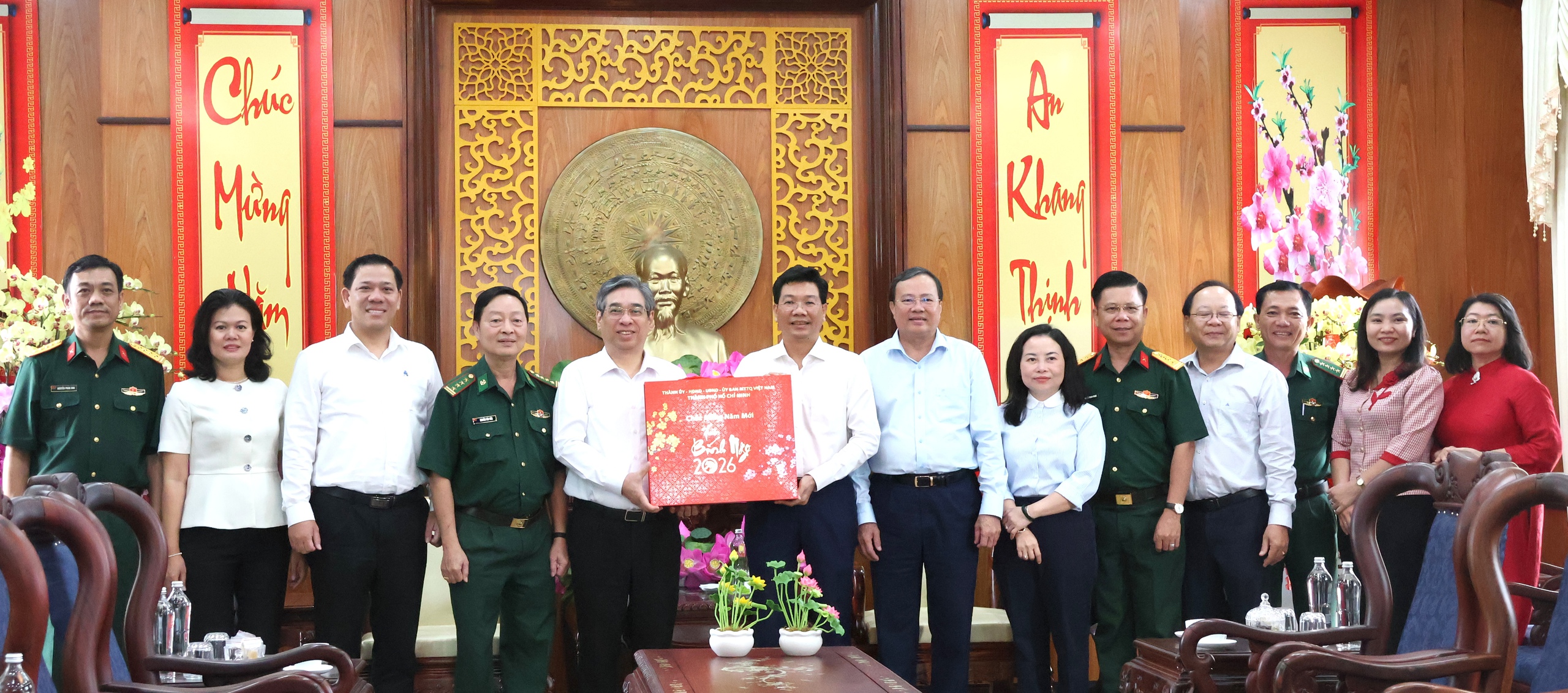 TPHCM chúc Tết, trao hơn 2 tỉ đồng chăm lo an sinh cho tỉnh Tây Ninh - Ảnh 1.