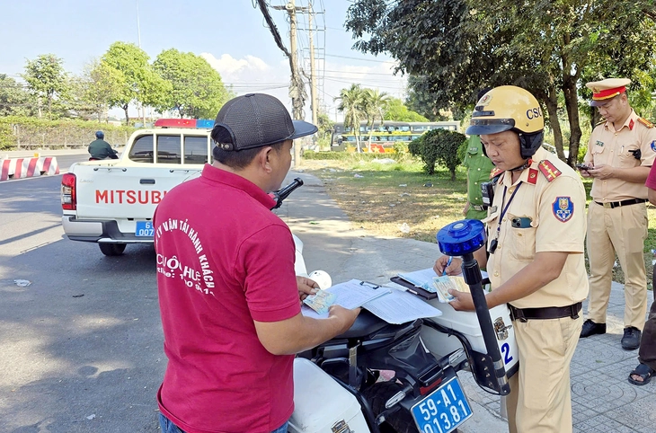 TP.HCM dùng flycam quan sát các cửa ngõ để phát hiện 'điểm nóng' giao thông - Ảnh 1.