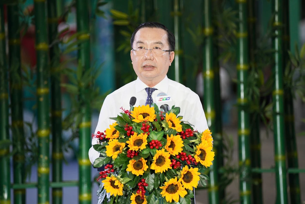 Ông Trần Thế Thuận, Giám đốc Sở Văn hóa và Thể thao TP.HCM phát biểu khai mạc. đường sách tết (2).jpg