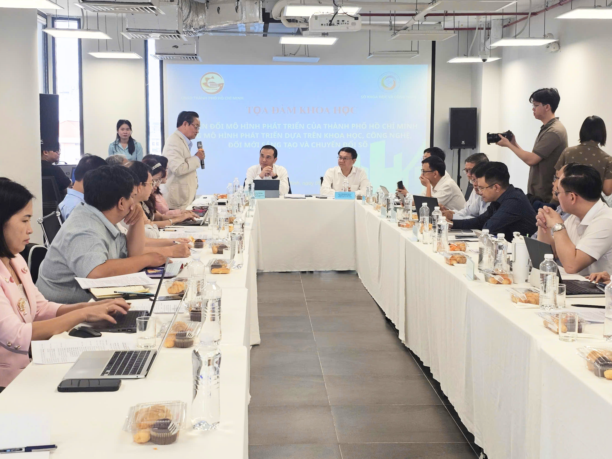 TS Trần Du Lịch chỉ ra “điểm nghẽn” lớn nhất của TPHCM trong chuyển đổi mô hình phát triển - Ảnh 1.