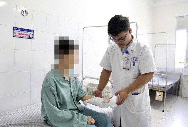 Tai nạn pháo nổ dịp Tết: Nhiều ca dập nát bàn tay, bác sĩ cảnh báo khẩn 1 Bác sĩ Đỗ Đình Hà kiểm tra vết thương của người bệnh. Ảnh: BVCC