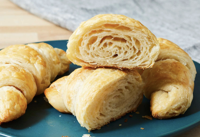 Bánh sừng bò thường chứa 5-8 g chất béo bão hòa/cái. Ảnh: Katherine Foster