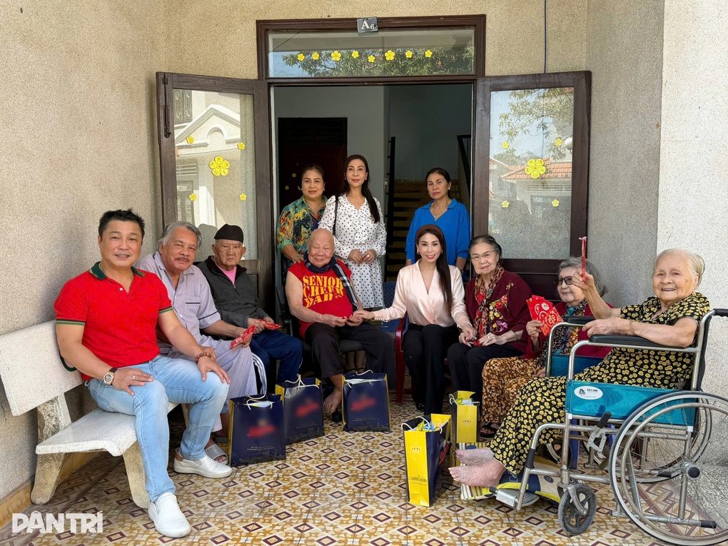 Tài tử Lý Hùng thăm hỏi Mạc Can và các nghệ sĩ khó khăn tại viện dưỡng lão - 1